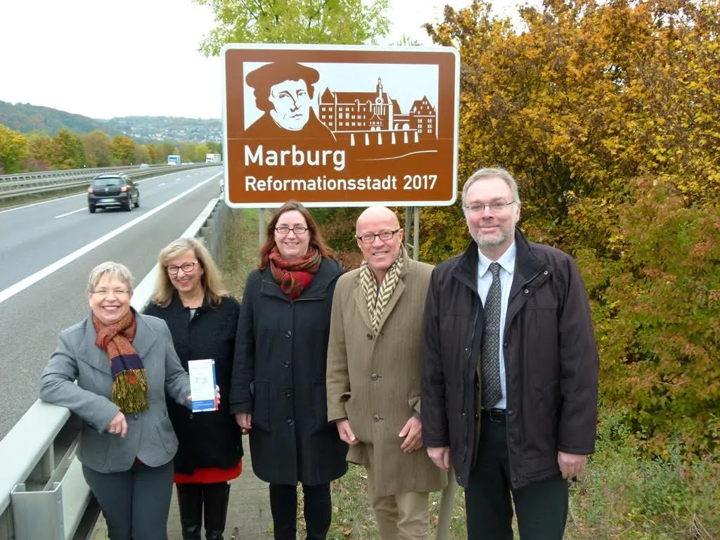 Die neue Beschilderung an der B3a verkündet es: Marburg ist Reformationsstadt 2017. Über das vielseitige Programm im Marburger Lutherjahr freute sich Stadträtin und Kulturdezernentin Dr. Kerstin Weinbach (Mitte) gemeinsam mit (von links) Karin Stichnothe-Botschafter vom Fachdienst Kultur, Stadtverordnetenvorsteherin Marianne Wölk, Kulturamtsleiter Dr. Richard Laufner und Burkhard zur Nieden, Dekan im Kirchenkreis Marburg. Foto: Stadt Marburg, Tina Eppler.
